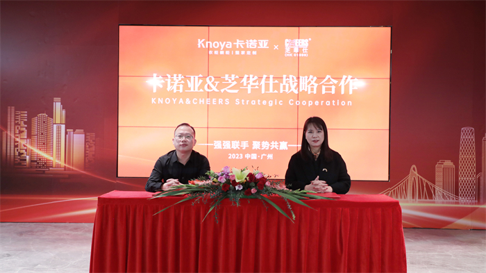 91视频污污免费下载銷售中心副總經理曹崇慧（左）與芝華仕負責人簽訂合作協議